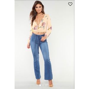 Chic Girl Belted Jeans -Medium blue wash